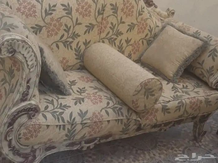 كنب للبيع مرتبه طويله و كرسيين ثنين وكنب وسط 1