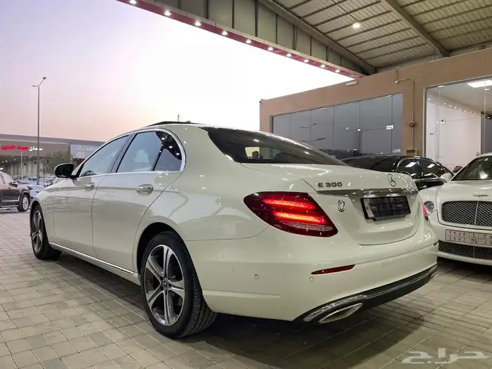 ((تم البيع))مرسيدس 2019 بنز E300 بانوراما (بنزين) 4 سلندر 6