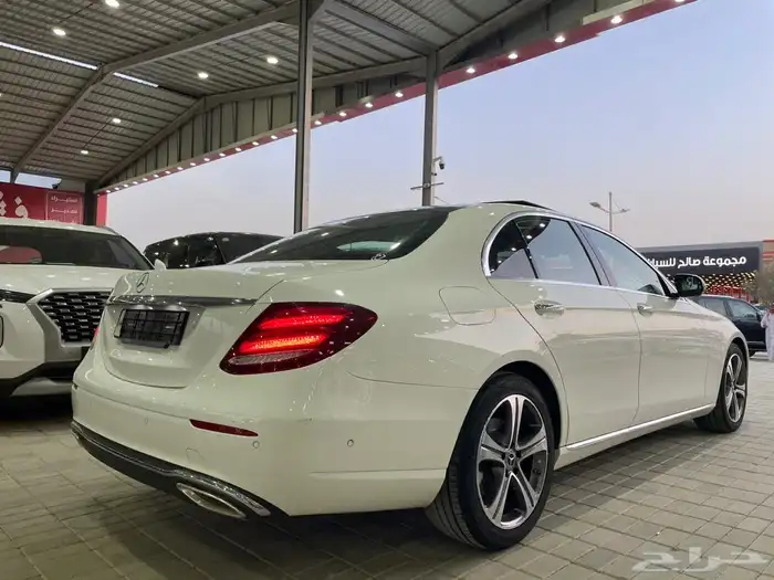 ((تم البيع))مرسيدس 2019 بنز E300 بانوراما (بنزين) 4 سلندر 2