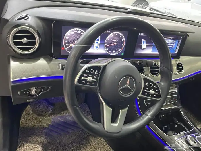 ((تم البيع))مرسيدس 2019 بنز E300 بانوراما (بنزين) 4 سلندر 8