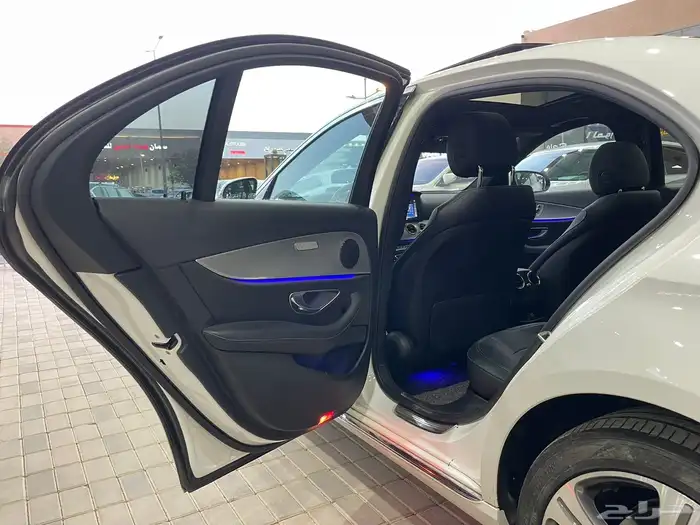 ((تم البيع))مرسيدس 2019 بنز E300 بانوراما (بنزين) 4 سلندر 18