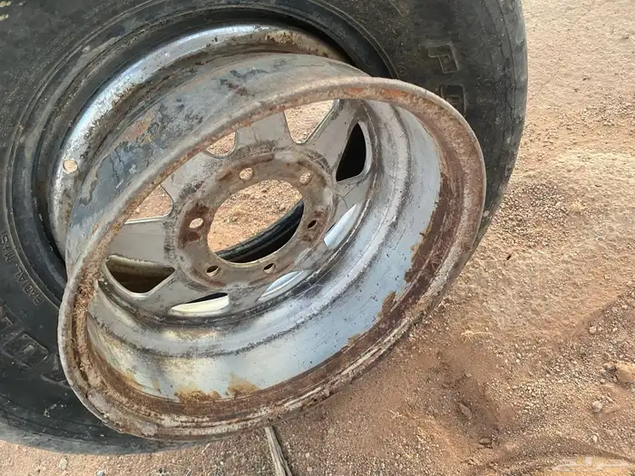 جنط مرمي عندنا للبيع على السوم لني ما اعرف قيمته 2