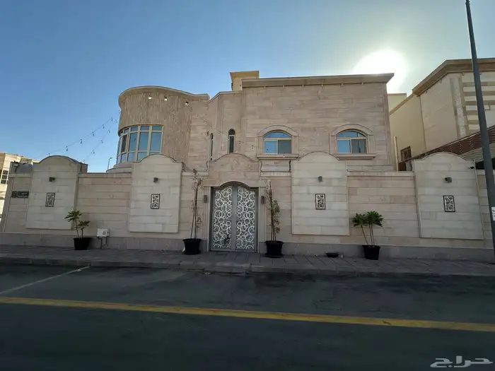فلة فاخرة و عمارة سكنية مؤجرة في حي مهزور للبيع بصك واحد 1