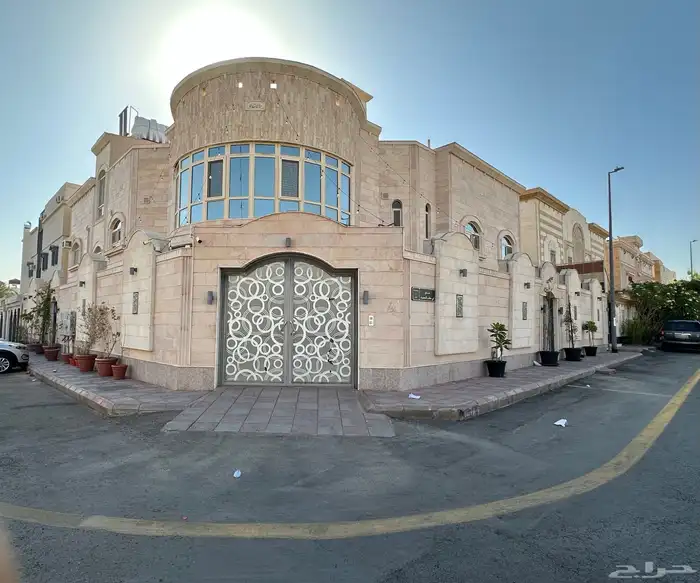 فلة فاخرة و عمارة سكنية مؤجرة في حي مهزور للبيع بصك واحد 0