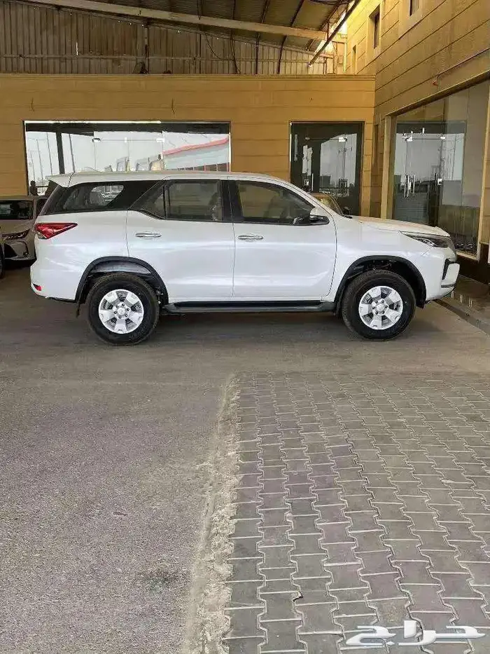 تويوتا فورتشنر GX2 مكينة 2.4 ديزل 2024ابيض 3