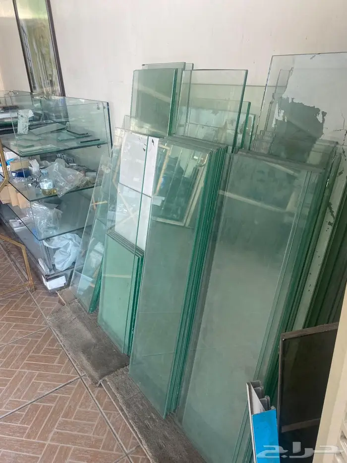مرايات وزجاج شفاف رفوف للبيع بسبب نقل المعرض   خصم يصل 60 0