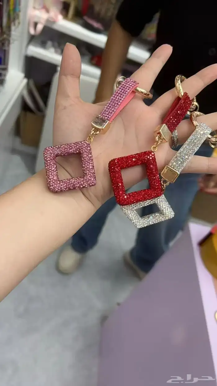 المجوهرات والحقائب والأوشحة 3