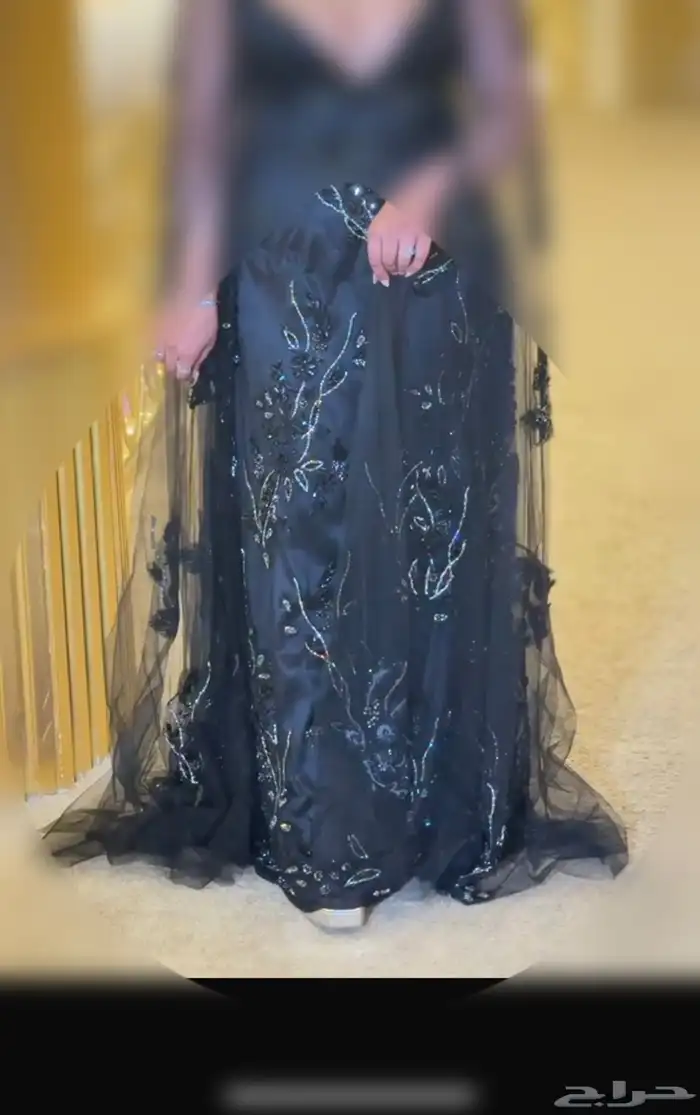 فستان للبيع تفصيل ب 1400 سعر البيع 600. مقاس مديم 0