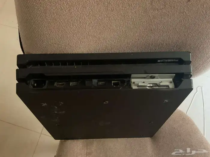 سوني فور برو معه يدتين ومعه جميع أسلاكه ومعه كرتونه 0