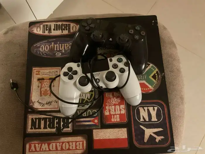 سوني فور برو معه يدتين ومعه جميع أسلاكه ومعه كرتونه 2