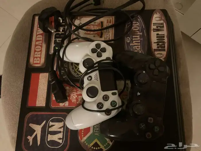 سوني فور برو معه يدتين ومعه جميع أسلاكه ومعه كرتونه 3