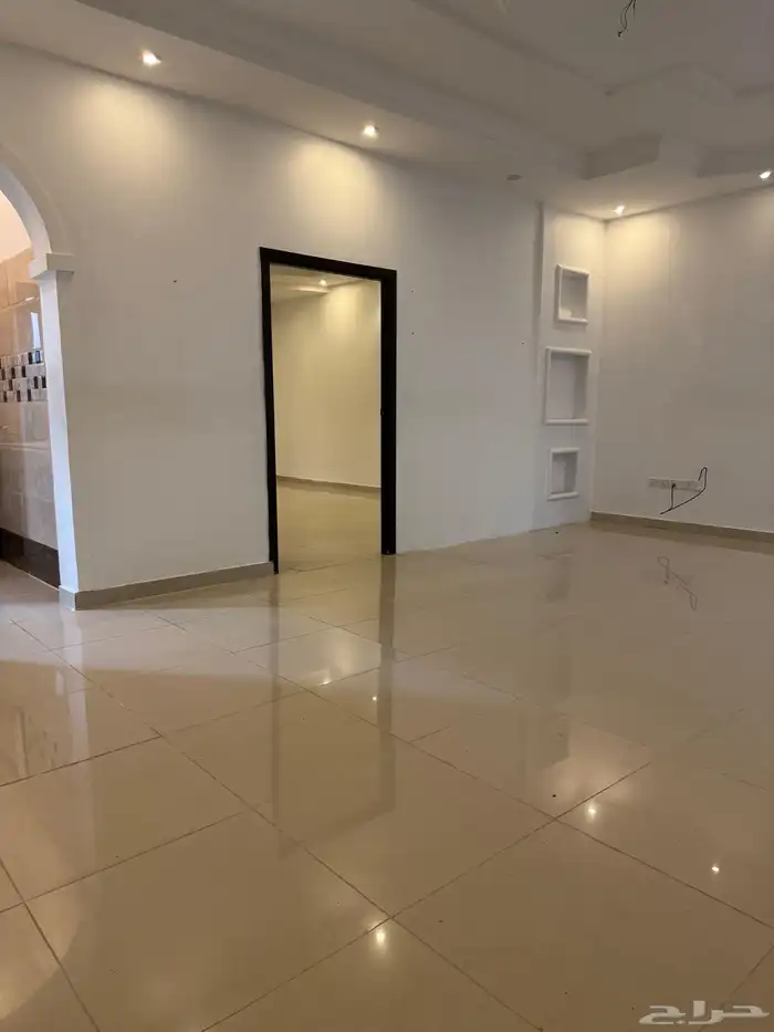شقه للايجار 3 غرف مكيفات راكبة مطبخ راكب حي الياقوت 5