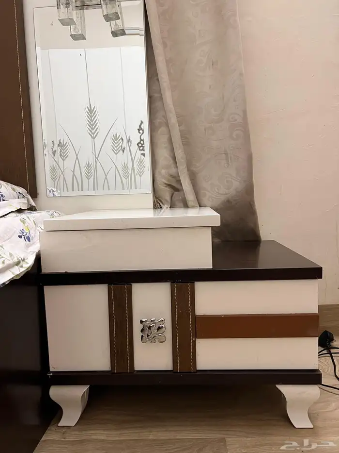 للبيع أثاث غرفة نوم بدون دولاب مستعمل نظيف 10