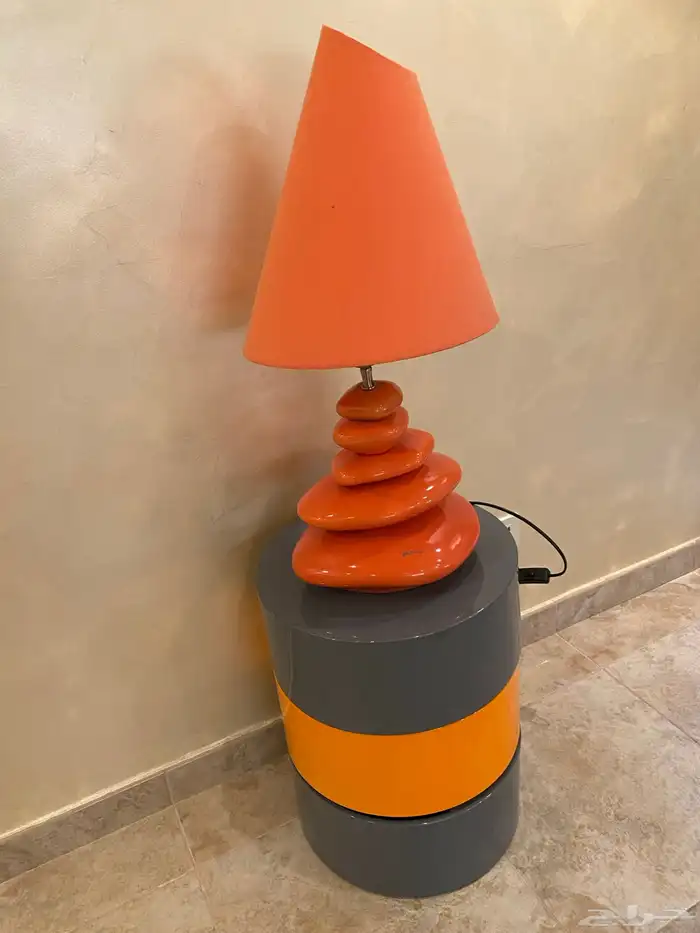 طاولة وطاولة جانبية ورشاش موية للحديقة جديدة تماما 6