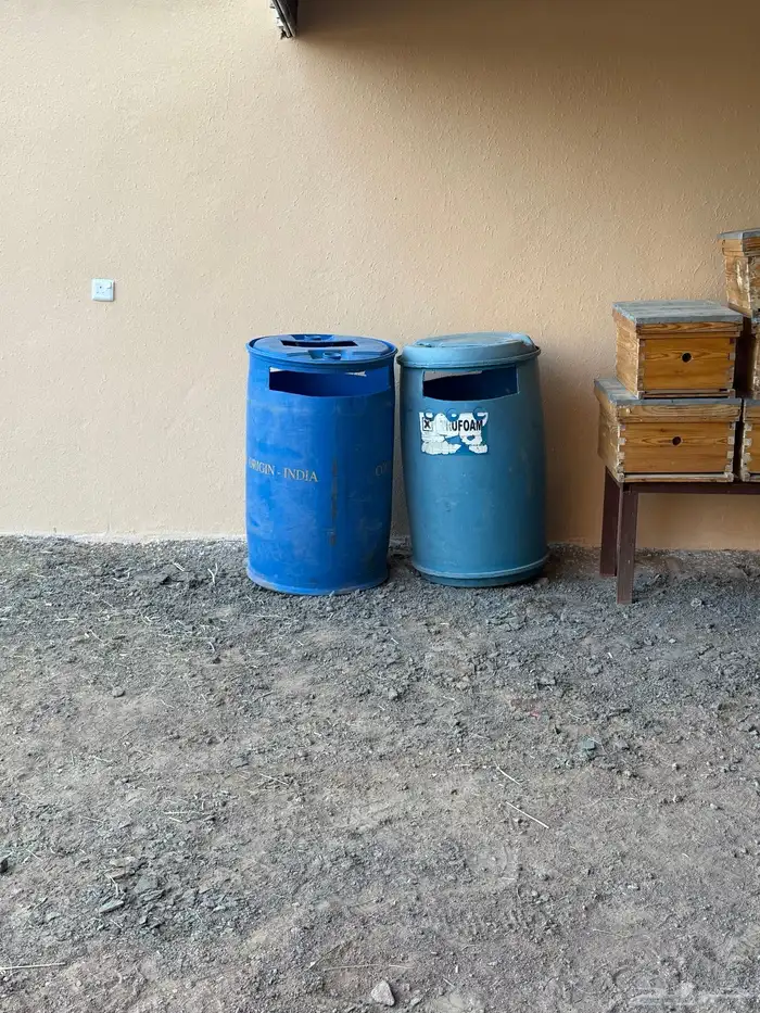 صناديق نحل وكراسي وبراويز وفرازه 1