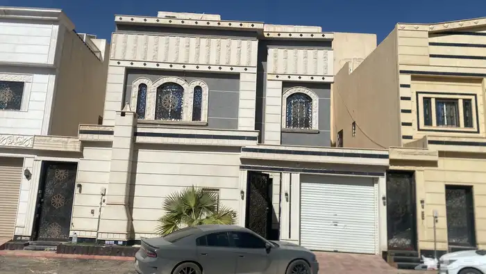 فيلا حي الرمال للبيع فيها مستاجر الشقه فاضيه 0