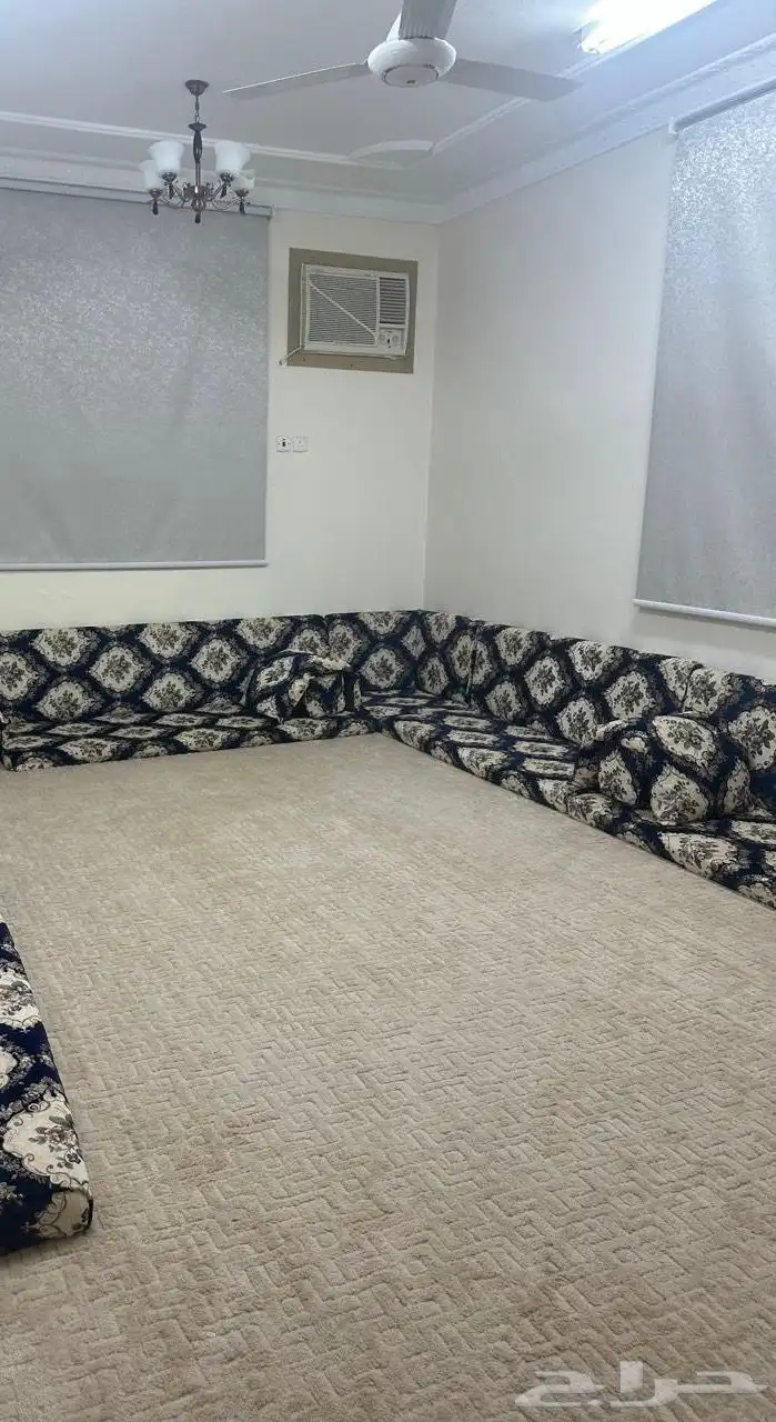 كنب مجلس عربي شبه جديد الاسفنج والقماش على الشرط 0