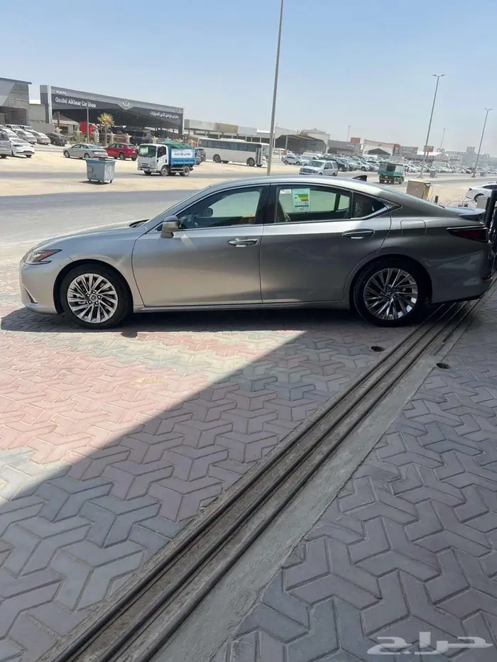 لكزس ES 350 DD بحريني 2025 رمادي وتيتانيوم 36