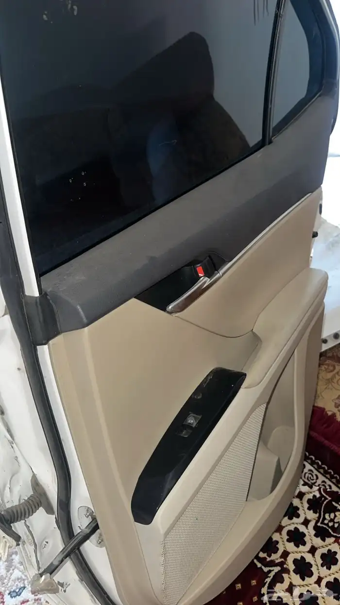 باب كامري ورفرف ابيض سادة 2018 الى 2024 1