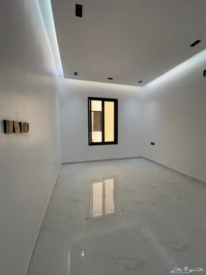 للبيع تاون هاوس ارضي امام مرفق حي الجنادريه 11