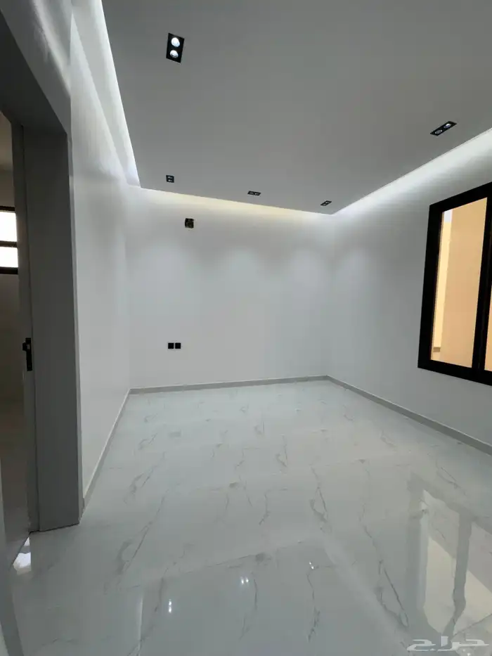 للبيع تاون هاوس ارضي امام مرفق حي الجنادريه 12