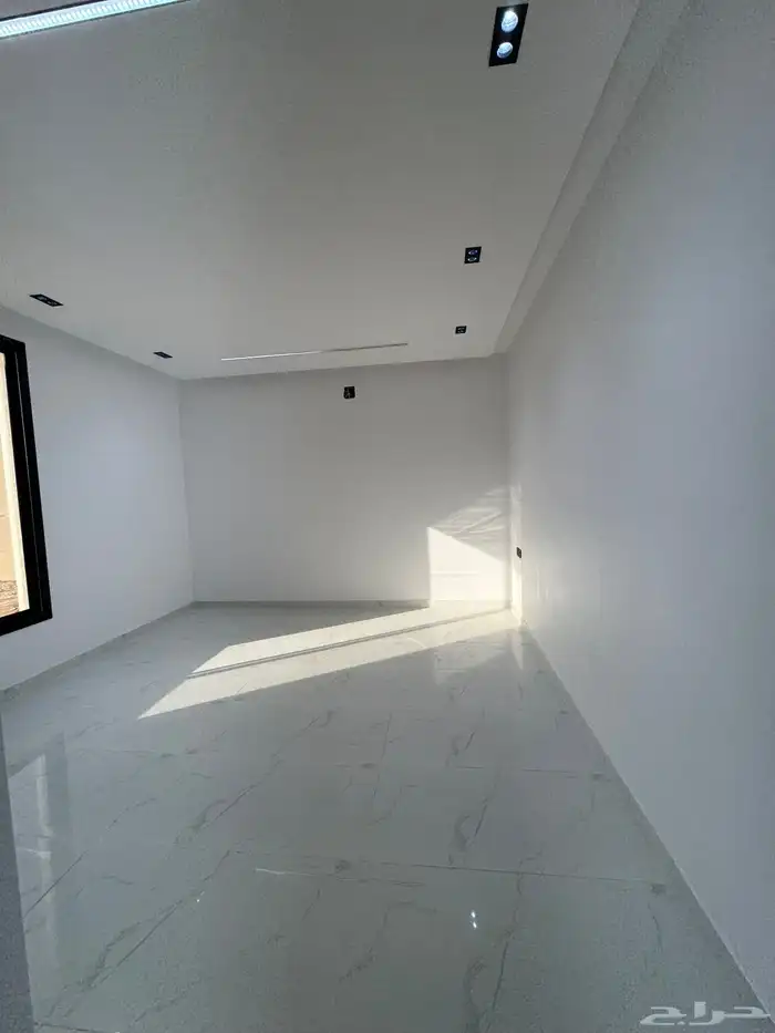 للبيع تاون هاوس ارضي امام مرفق حي الجنادريه 25