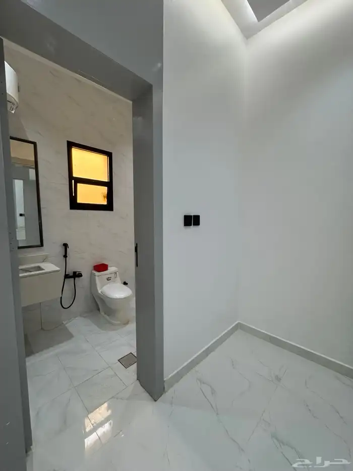 للبيع تاون هاوس ارضي امام مرفق حي الجنادريه 10