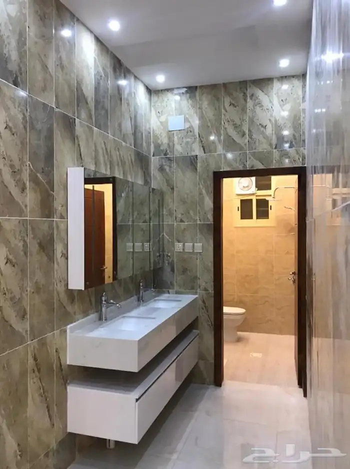 عماره للبيع جديده 3 أدوار وملحق في أبها حي السد 2