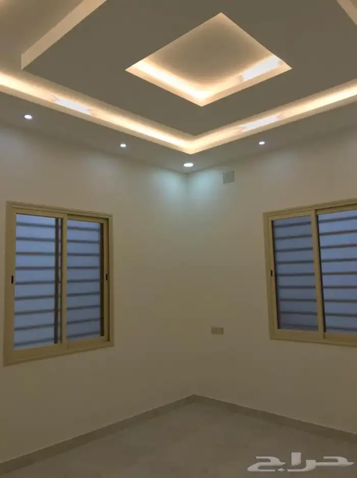 عماره للبيع جديده 3 أدوار وملحق في أبها حي السد 5