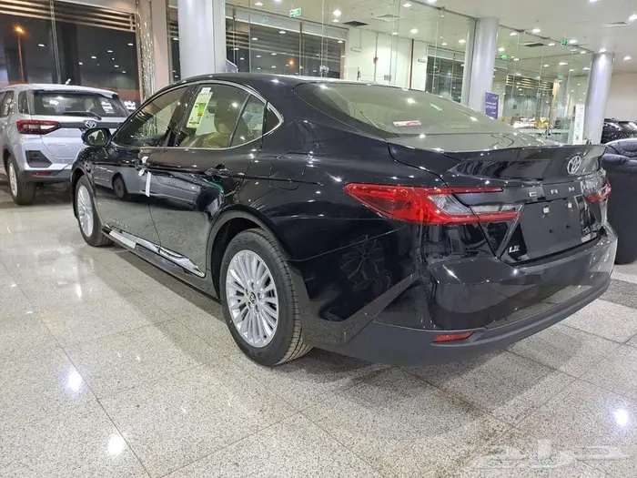 كامري LE بنزين لون أسود 2025 14