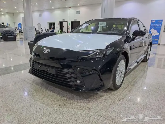 كامري LE بنزين لون أسود 2025 5