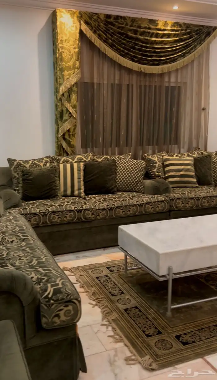 طقم كنب كامل وطاوله رخام بسعر رمزي وجوده واستعمال بسيط 0