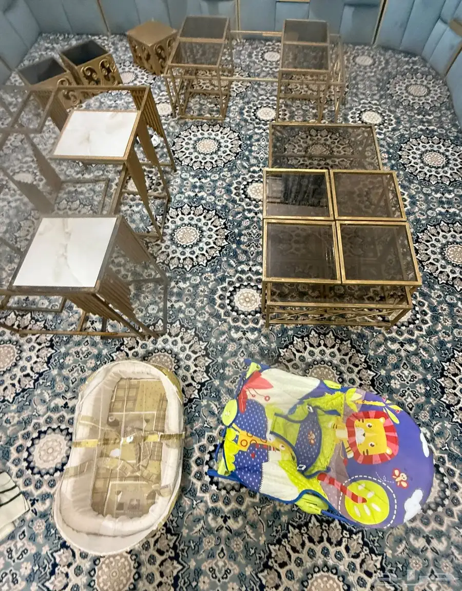 طاولة ضيافة زجاج وقاعده ذهبيه 10