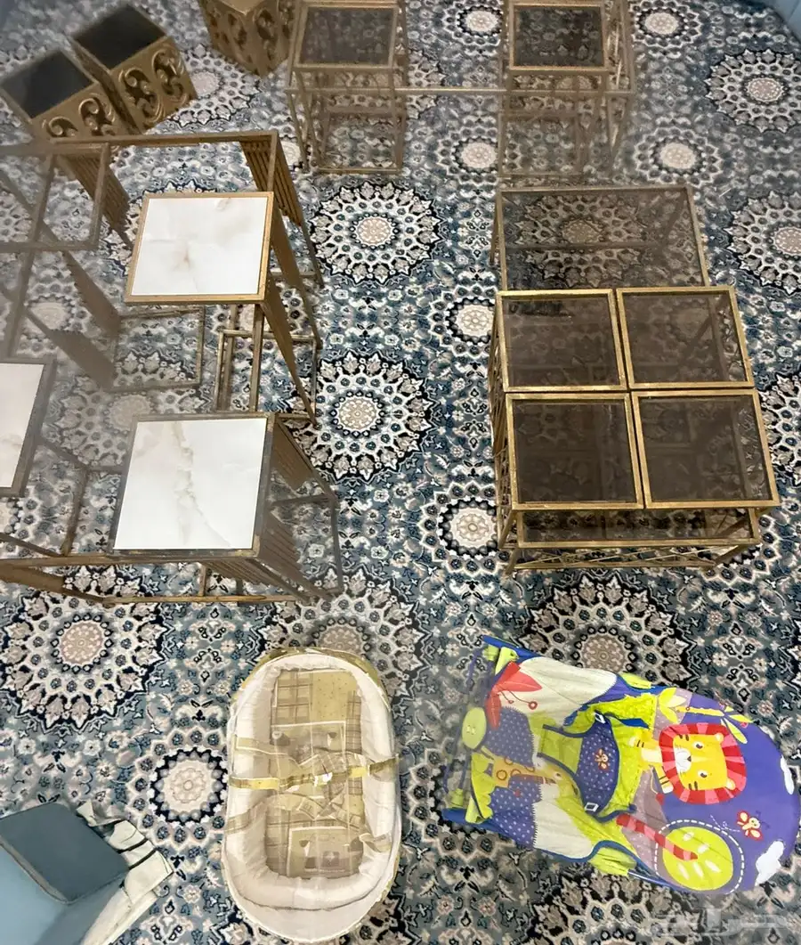طاولة ضيافة زجاج وقاعده ذهبيه 8