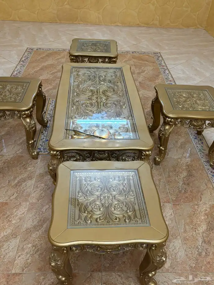 طاوله لبيع اربع خدمات الكبيره فيها كسر من زاوية 3