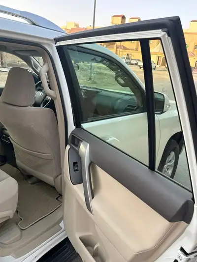 تويوتا برادو 2023 فل كامل 6سلندر فتحة سقف سعودي . 16
