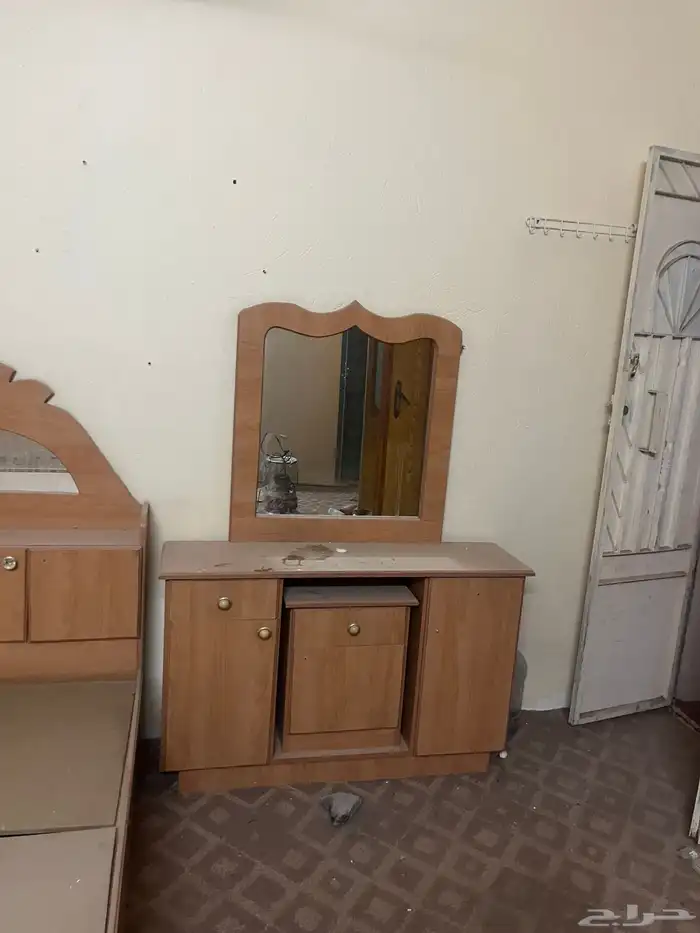 دواليب وغرفة نوم ودفاية ومكينة خياطه واشرطه وكرسي متحرك 2