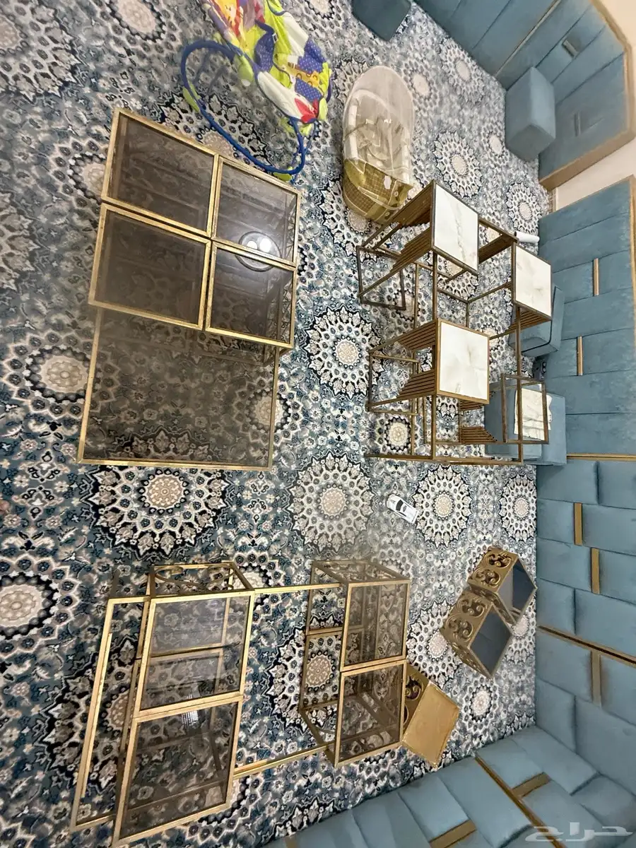 طاولة ضيافة زجاج وقاعده ذهبيه 18