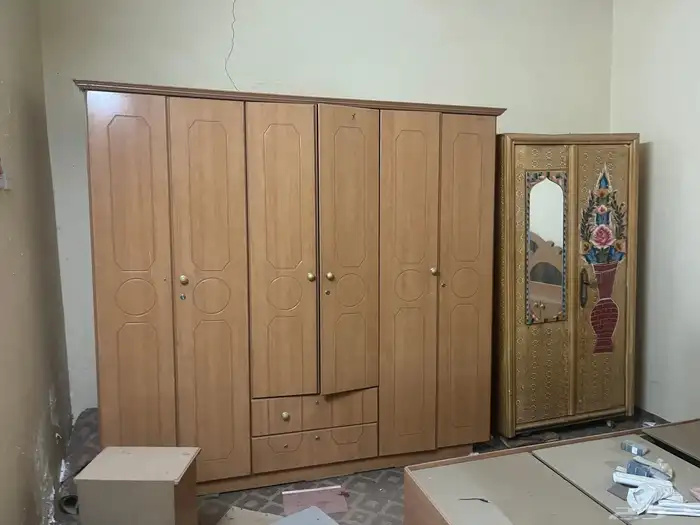 دواليب وغرفة نوم ودفاية ومكينة خياطه واشرطه وكرسي متحرك 4