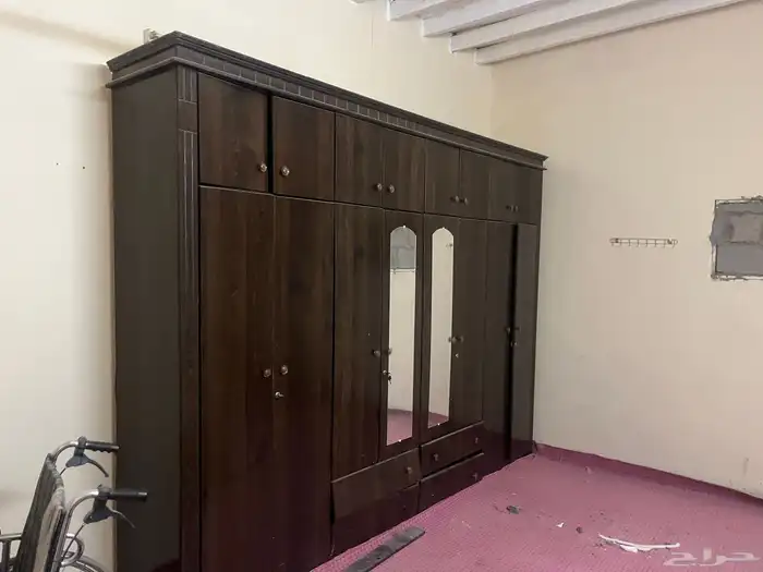 دواليب وغرفة نوم ودفاية ومكينة خياطه واشرطه وكرسي متحرك 1