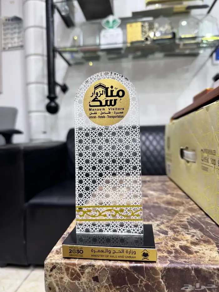 شاهد الفيديو درع خشبي مطعم باللون الذهبي هدايا وطباعة 1