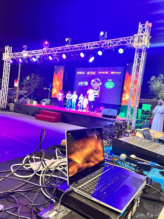 افتتاحات. اضاءات. شاشات. مسرح. شرار. ليازر 0