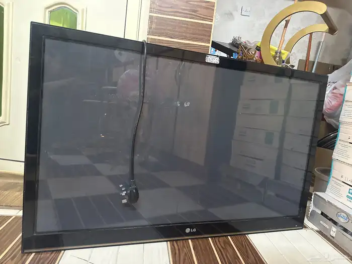 شاشهLg قديمه للبيع على السوم نضيفه جدا فيها منفذ HD 1
