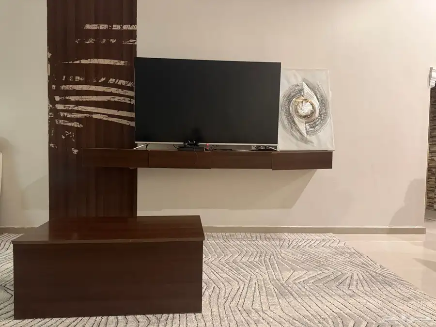 طاولة تلفزيون معلقه للبيع 0