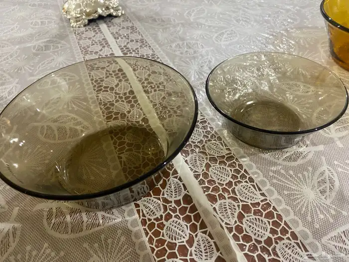 اعرض لكم أواني زجاجية بلون العنبر صناعة إندونيسيا عدد44قطعه 6