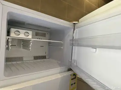 ثلاجه للبيع كل شي موض ح بالصور 2