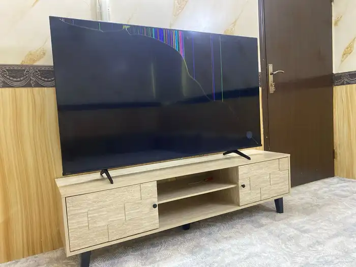 شاشه مكسوره لها اربع ايام 65 بوصه Hisense 0
