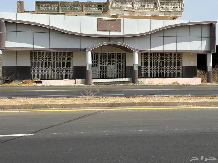 معرض تجاري و مستودع مواد بناء مع حوش كبير و غرف عمال 0