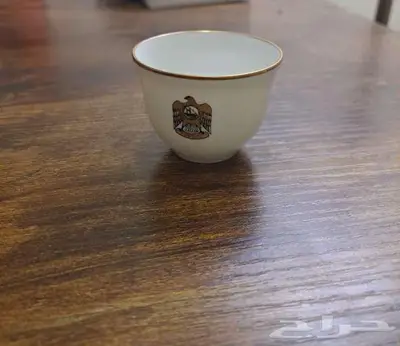 طقم فناجيل قهوة عربية من ليموج (Bernardaud) بشعار الإمارات 3