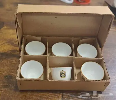 طقم فناجيل قهوة عربية من ليموج (Bernardaud) بشعار الإمارات 2
